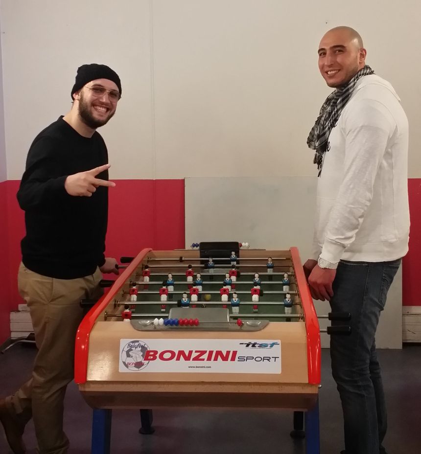 Mess Bass et Yacine en pleine partie de baby foot