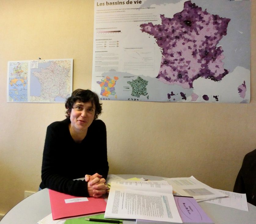 Amandine Schreiber, qui dirige la division condition de vie des ménages de l'Insee, dans son bureau en janvier 2016