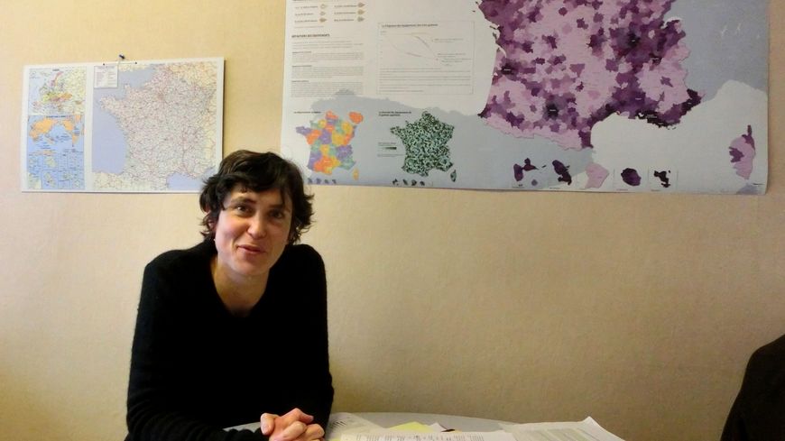 Amandine Schreiber, qui dirige la division condition de vie des ménages de l'Insee, dans son bureau en janvier 2016