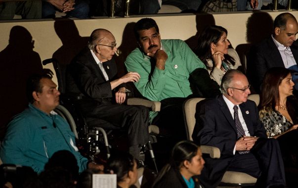 Jose-Antonio Abreu, le fondateur d'El Sistema et Nicolas Maduro, le président du Venzuela assistent à un concert d'El Sistema. (© MaxPPP)
