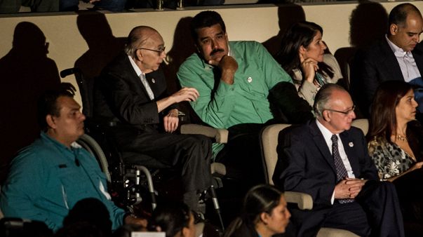 Jose-Antonio Abreu, le fondateur d'El Sistema et Nicolas Maduro, le président du Venzuela assistent à un concert d'El Sistema. (© MaxPPP)