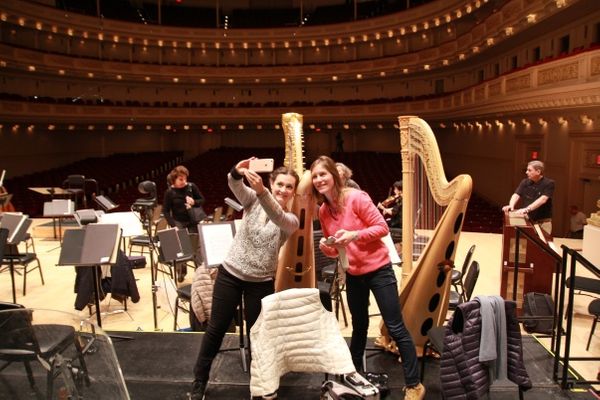 Selfies de musiciens devant la salle Isaac Stern du Carnegie Hall de New York. (© Victor Tribot Laspière/France Musique)