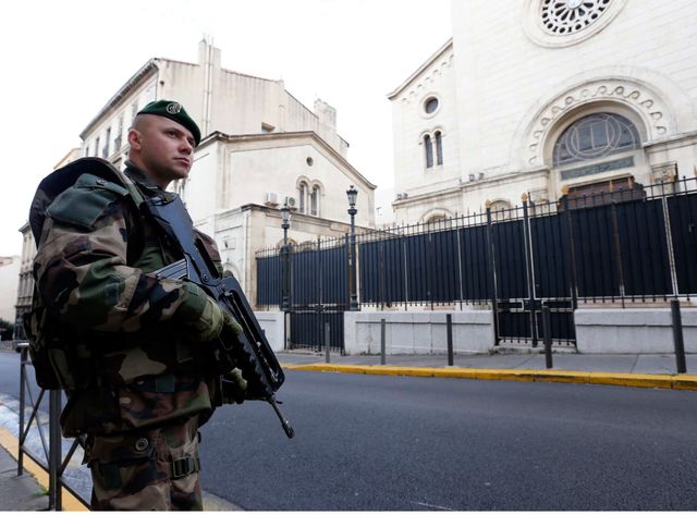 Des légionaires en faction devant la Grande synagogue de Marseille