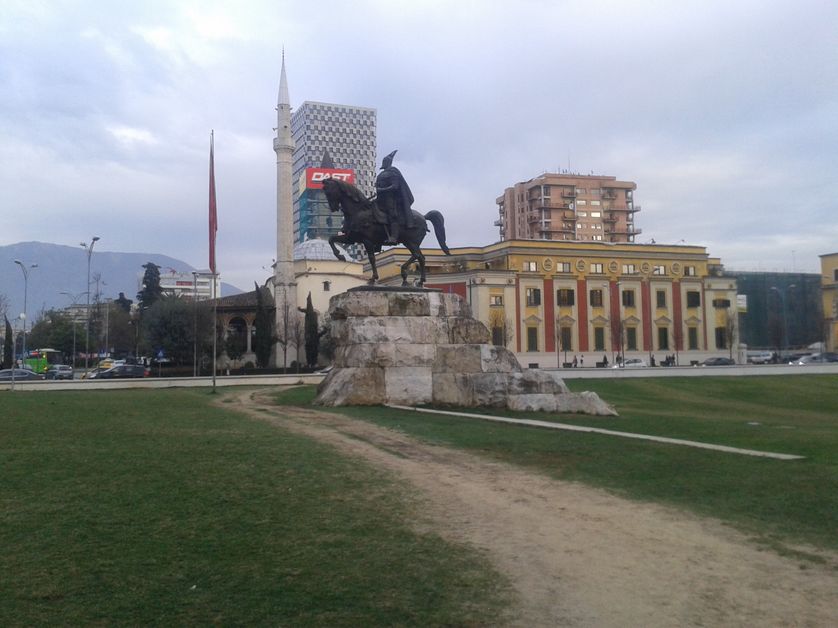 La place centrale de Tirana, la capitale albanaise