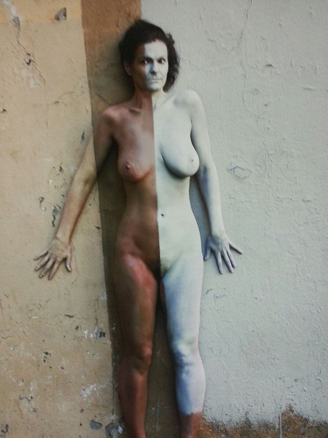 « Elle est vraiment belle cette femme collée au mur »