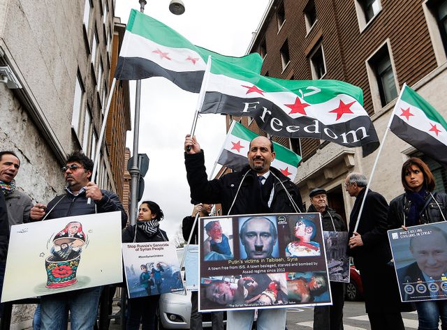 Des manifestations ont lieu, comme ici à Rome, contre les frappes russes.