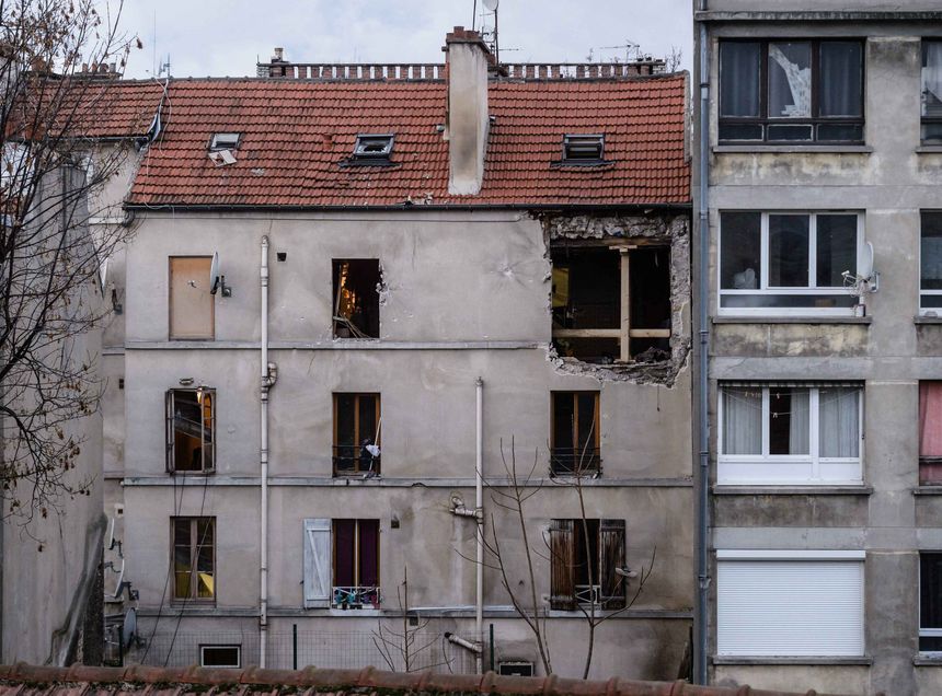 L'immeuble de la rue du Corbillon à Saint-Denis après l'assaut du Raid