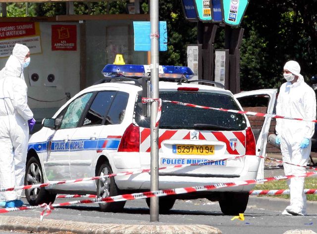 La police scientifique examine la voiture d'Aurélie Fouquet