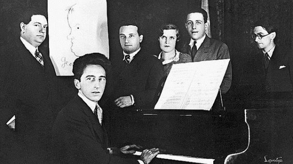 Jean Cocteau et le Groupe des Six au Boeuf sur le Toit : Darius Milhaud, Georges Auric en dessin, Arthur Honegger, Germaine Taillefer, Francis Poulenc, Louis Durey