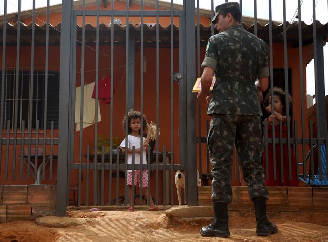 Des militaires font du porte à porte pour sensibiliser sur les risques de Zika