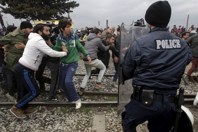 La police macédonienne a tiré des gaz lacrymogènes pour disperser des centaines de migrants et de réfugiés qui ont pris d'assaut