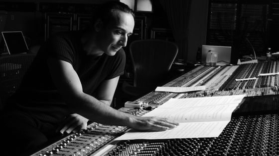 Alexandre Desplat dans son studio. ©Radio France