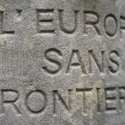 Stèle dans le village de Schengen au Luxembourg