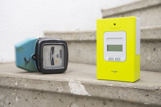 Compteur Linky en jaune à côté de l'ancien