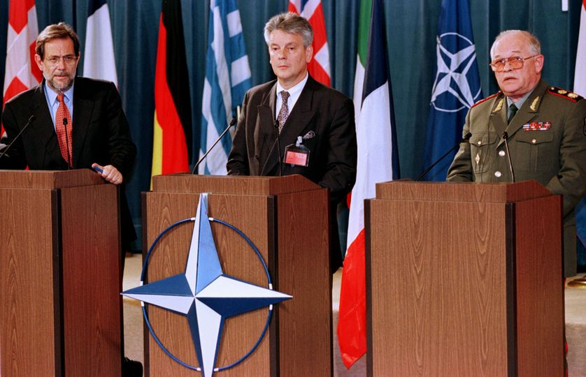 Le ministre français de la Défense en 1998 prépare l'intervention de l'OTAN