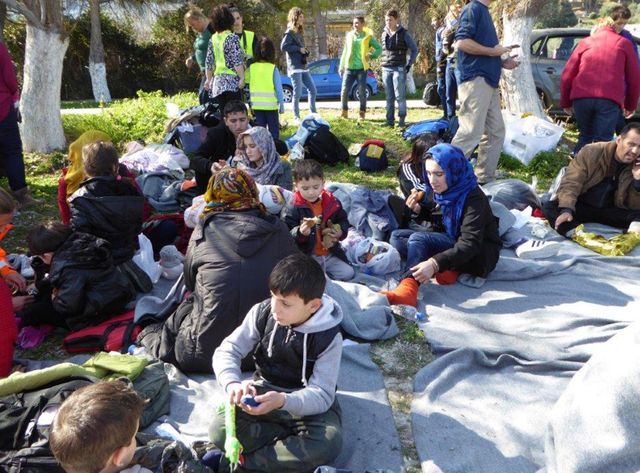 Des familles entières sont présentes à bord avec des tous petits enfants, mouillés et gelés malgré les 25 degrés.