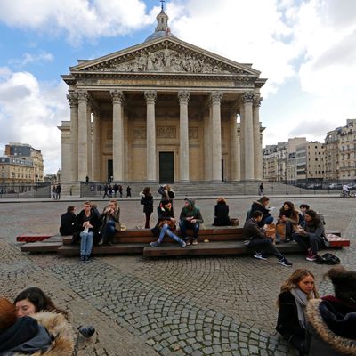 Jeunes étudiants devant le Panthéon à Paris, 3 février 2016