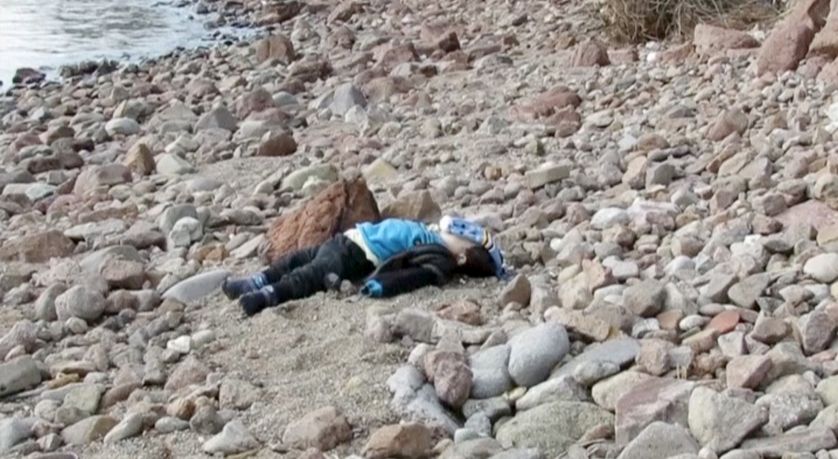 Le corps d'un enfant mort noyé sur les côtes de la mer Egée
