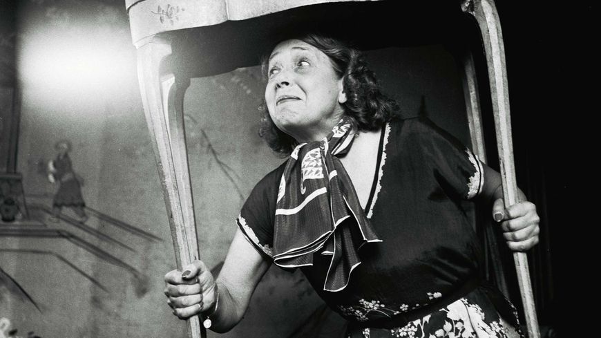 Mistinguett sur scène en 1944