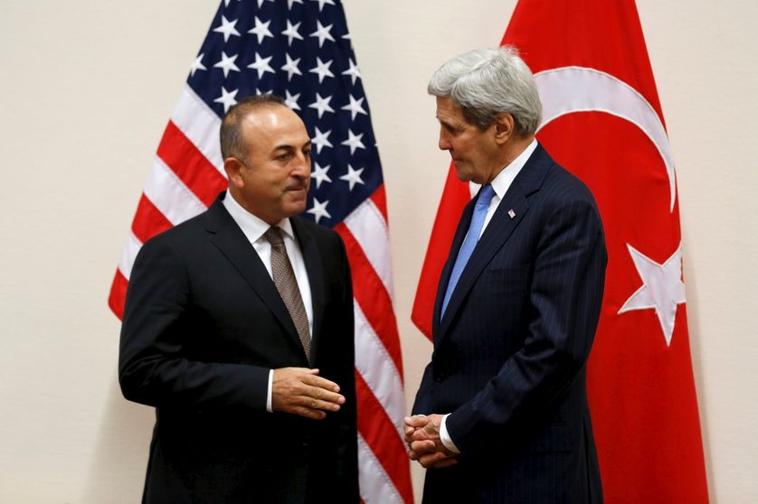 Mevlut Cavusoglu, à Bruxelles lors d'une réunion de l'Otan, avec J. Kerry