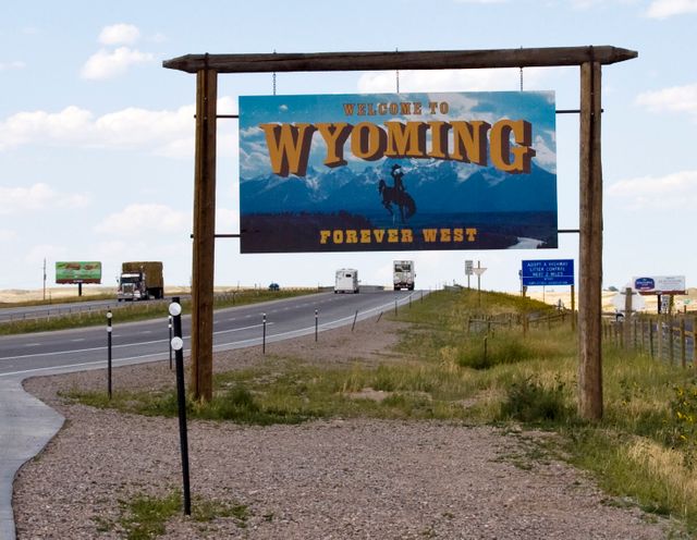Panneau "Bienvenue au Wyoming" à la limite des états du Wyoming et du Colorado