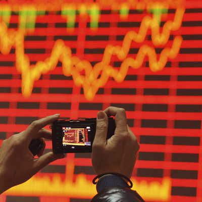 Informations boursières prise en photo par un investisseur à Fuyang en Chine