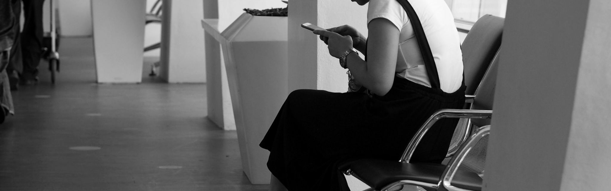 Moment d'attente sur un smartphone dans un aéroport