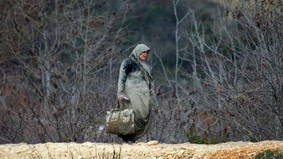 Réfugiée syrienne fuyant la guerre et attendant de pouvoir entrer en Turquie. - Ammar Abdullah