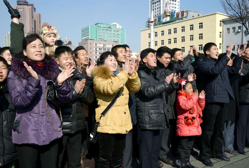 Des habitants de la capitale applaudissent au succès du lancement