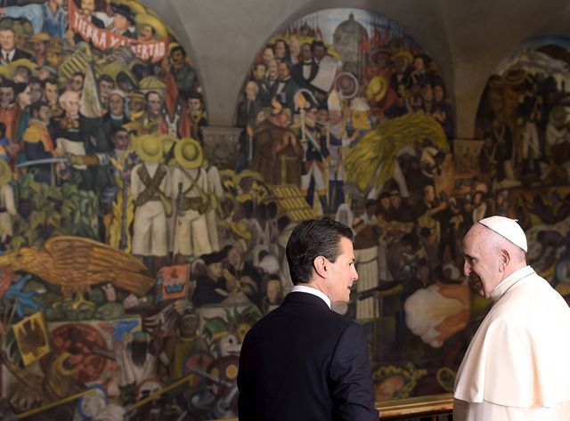 Le Pape et le président mexicain devant une peinture murale de Diego Rivera