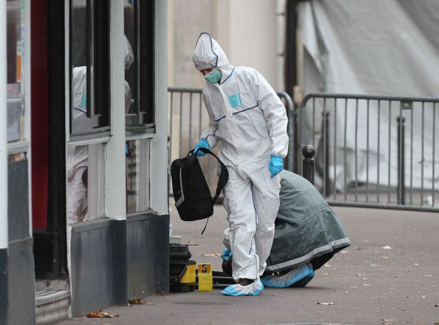 La police scientifique à l'oeuvre devant le Bataclan