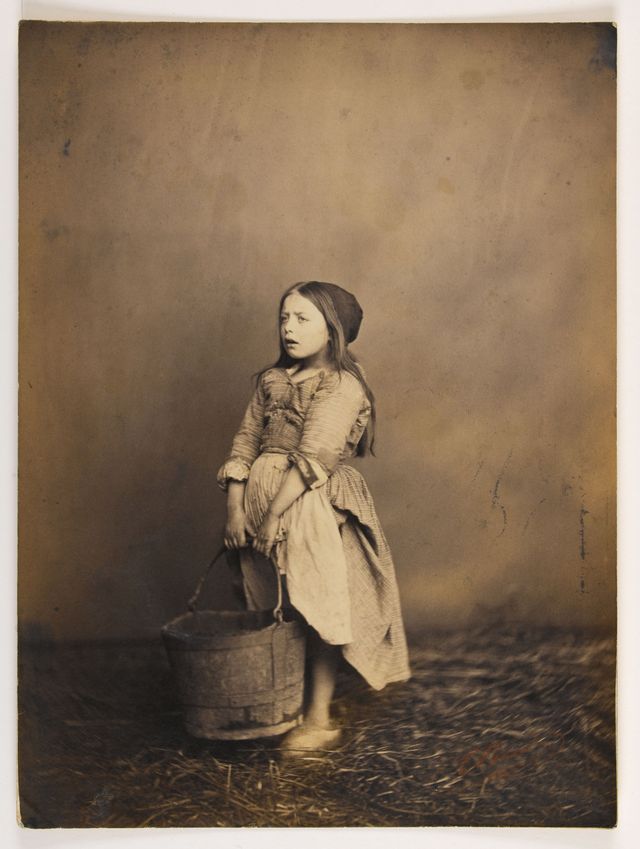 "Cosette et son seau". Photographie d'Edmond Bacot (1814-1875), 1862-1863. Paris, Maison de Victor Hugo.