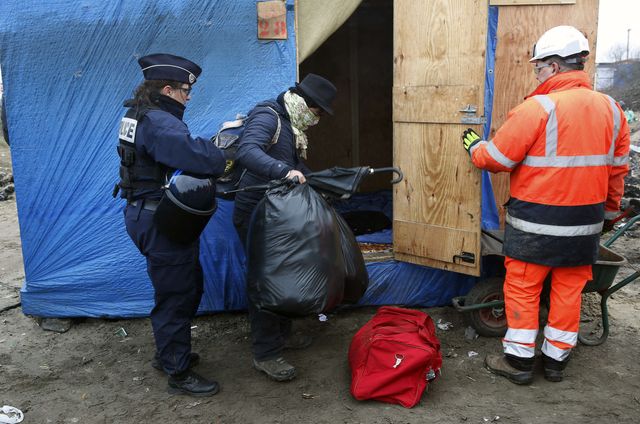 Calais, les migrants doivent quitter leurs abris de fortune de la partie sud de al jungle