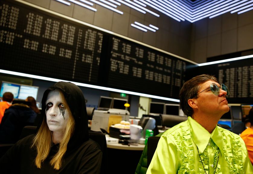 Des traders en habit de Carnaval le 9 février à la Bourse de Francfort
