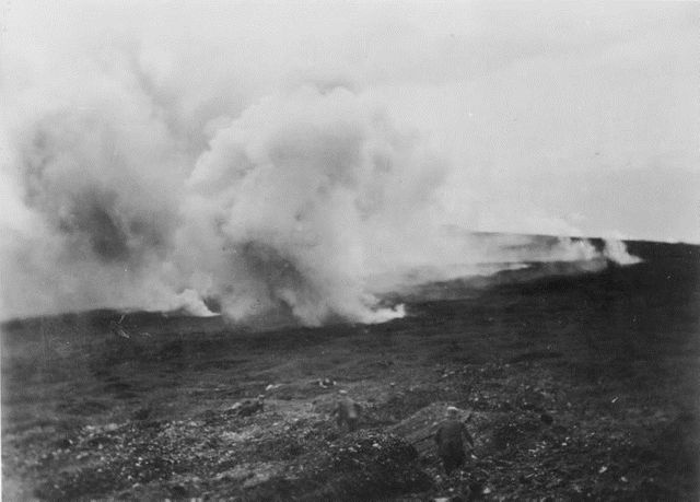 Soldats allemands face à un barrage d'artillerie à Verdun en 1916