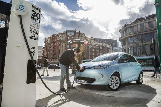 Une Renault Zoé bleu en phase de charge