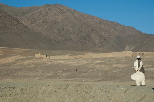 Afghan regardant les montagnes à côté de Jalrez, dans la région de Wardak (Afghanistan)
