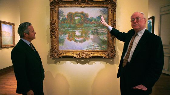Guy Wildenstein montre un tableau de Monet à NY en 2007 ©Reuters - Brendan Mc Dermid