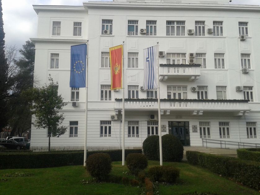 Les drapeaux européen, monténégrin et de la ville de Podgorica