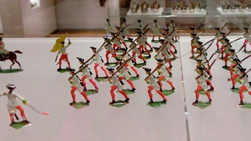 Plats d'étain - Flat tin - Zinnfiguren : 24 soldats français