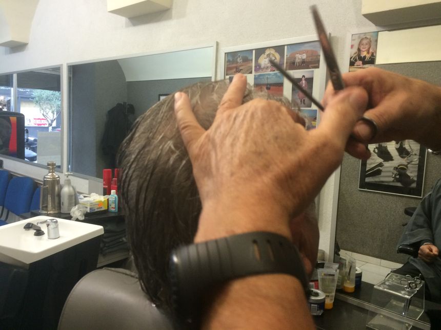 Plusieurs générations de clients se succèdent chez le coiffeur