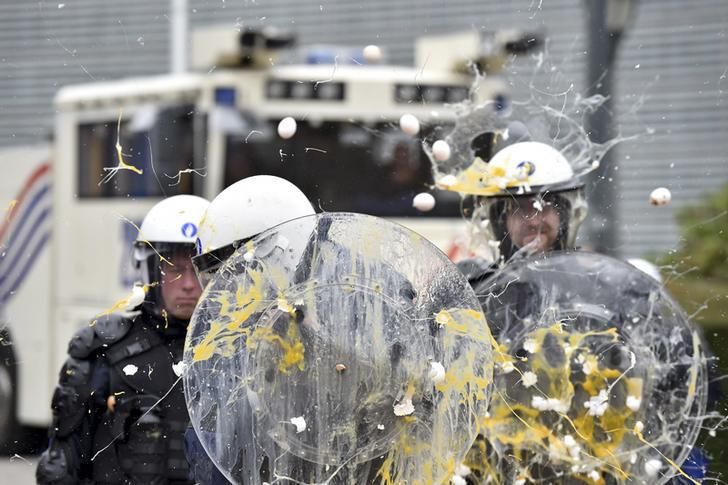 Policiers recevant des oeufs sur la tête