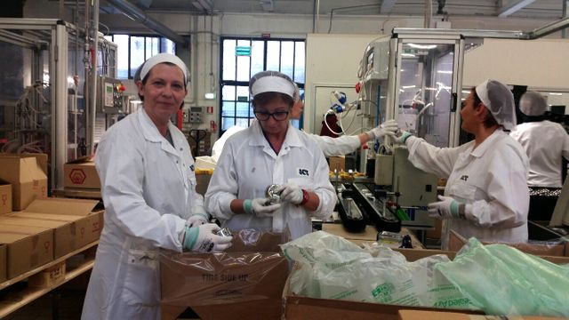 Dans l'usine de parfums ICR, 204 embauches en CDI en 2015