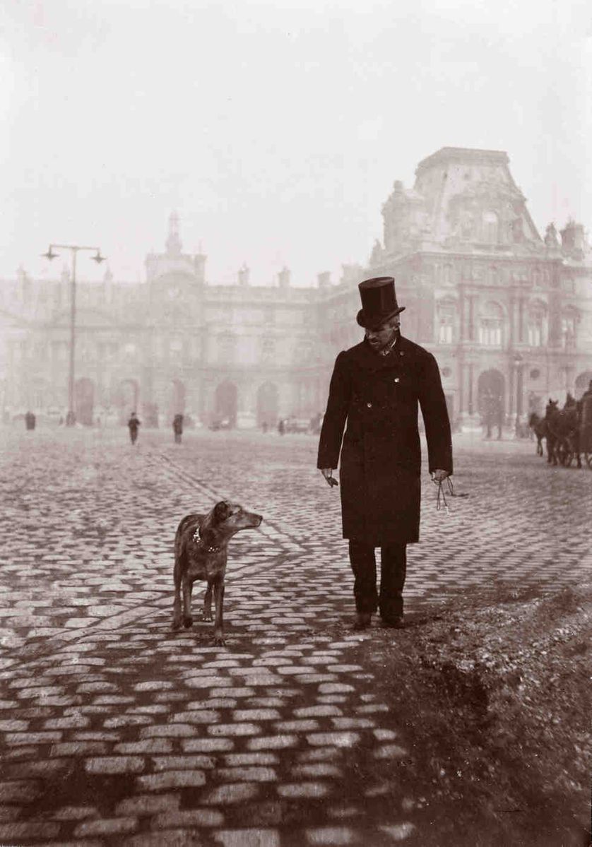 Gustave Caillebotte devant Le Louvre, photographié par son frère Martial.