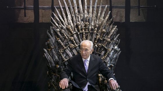 S. Peres, exposition Game of Thrones, Tel Aviv 2avril 2015 - REUTERS/Baz Ratner