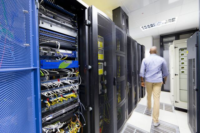 Technicien dans un data-center