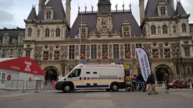 Le camion de la Croix Rouge française sur le parvis de l'Hôtel de Ville