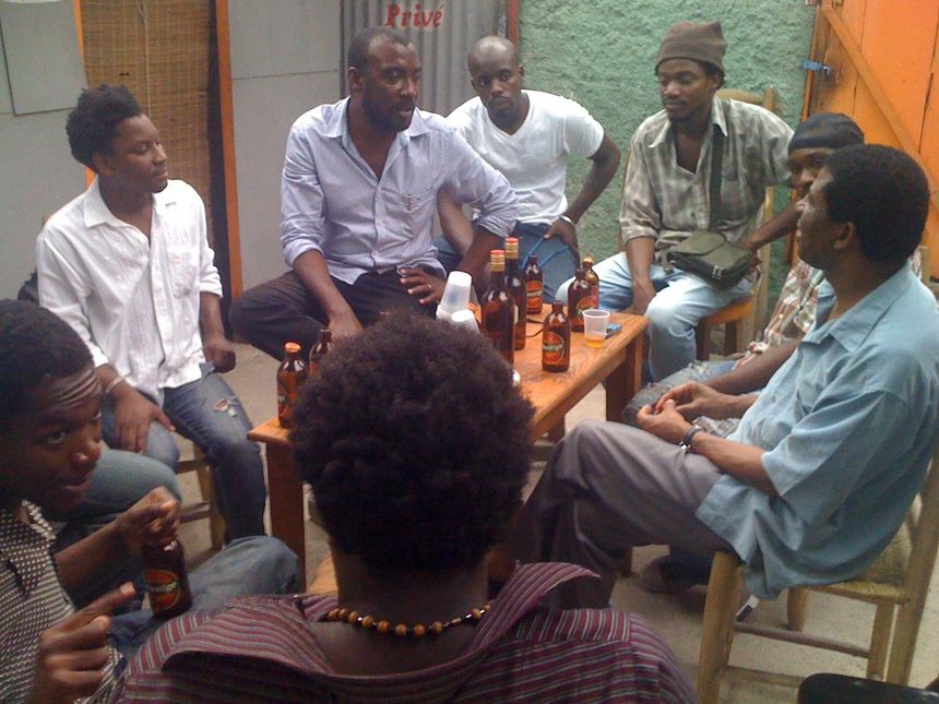 Le Bar 10'Traction, haut lieu culturel de Port-au-Prince, 07/2011