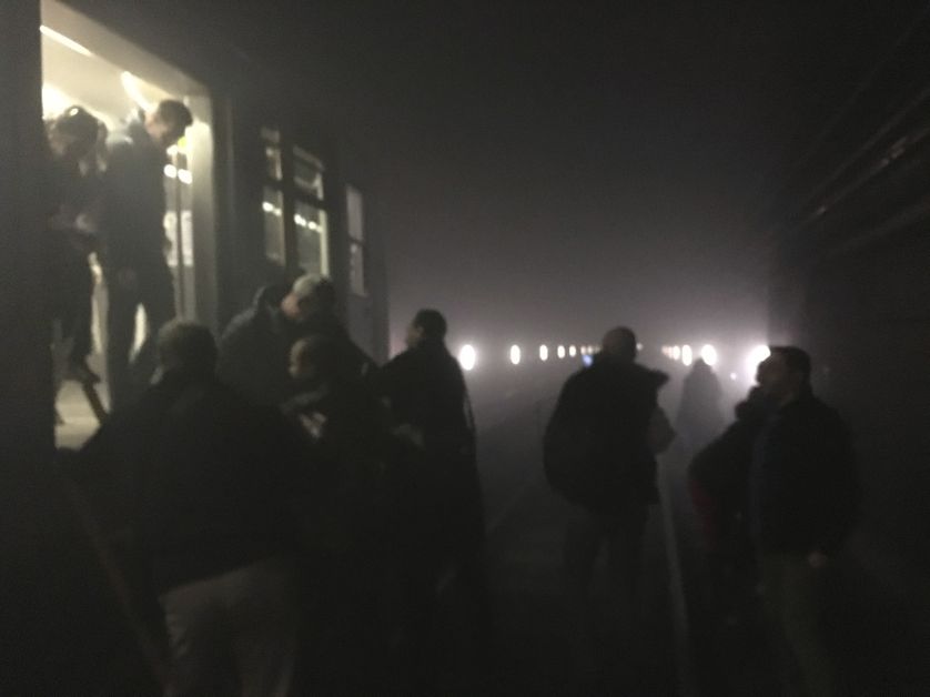 Passagers sortant de la rame après l'explosion dans le métro bruxellois