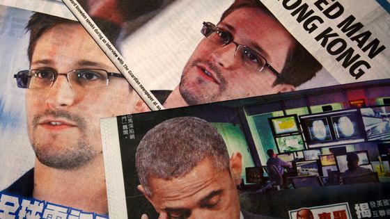 Unes de journaux anglais et chinois au moment des révélations d'Edward Snowden ©Reuters - Bobby Yip